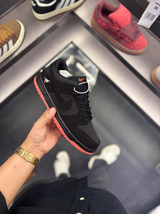 NIK SB DUNK NYC PIGEON BLACK